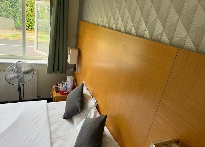 Acorn Lodge Hotel Gatwick & Parking Horley 